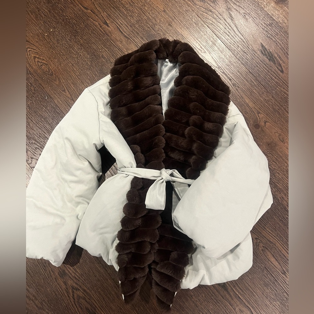 Bubble puffer with faux fur trim
Colour is SAGE